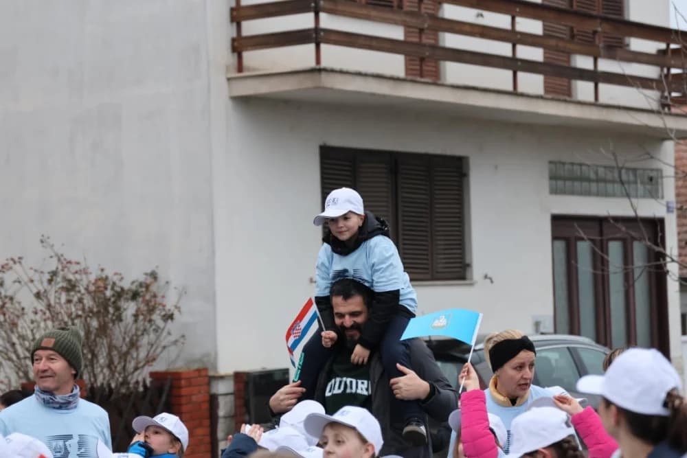 Trkači od najmlađih do najstarijih generacija sudjelovali na 11. polumaratonu “Putevima sibinjskih žrtava” okupio