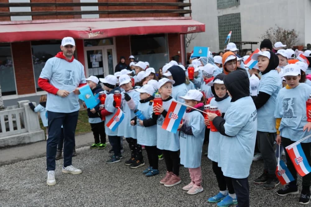 Trkači od najmlađih do najstarijih generacija sudjelovali na 11. polumaratonu “Putevima sibinjskih žrtava” okupio