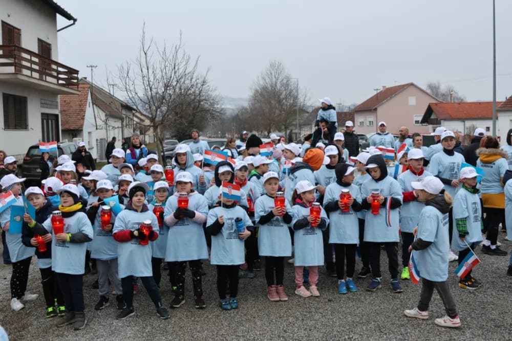 Trkači od najmlađih do najstarijih generacija sudjelovali na 11. polumaratonu “Putevima sibinjskih žrtava” okupio
