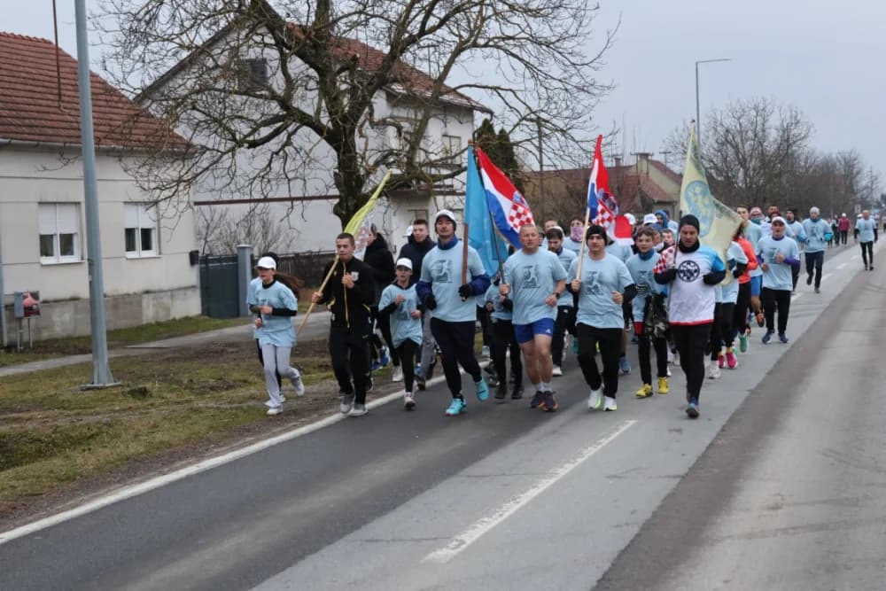 Trkači od najmlađih do najstarijih generacija sudjelovali na 11. polumaratonu “Putevima sibinjskih žrtava” okupio