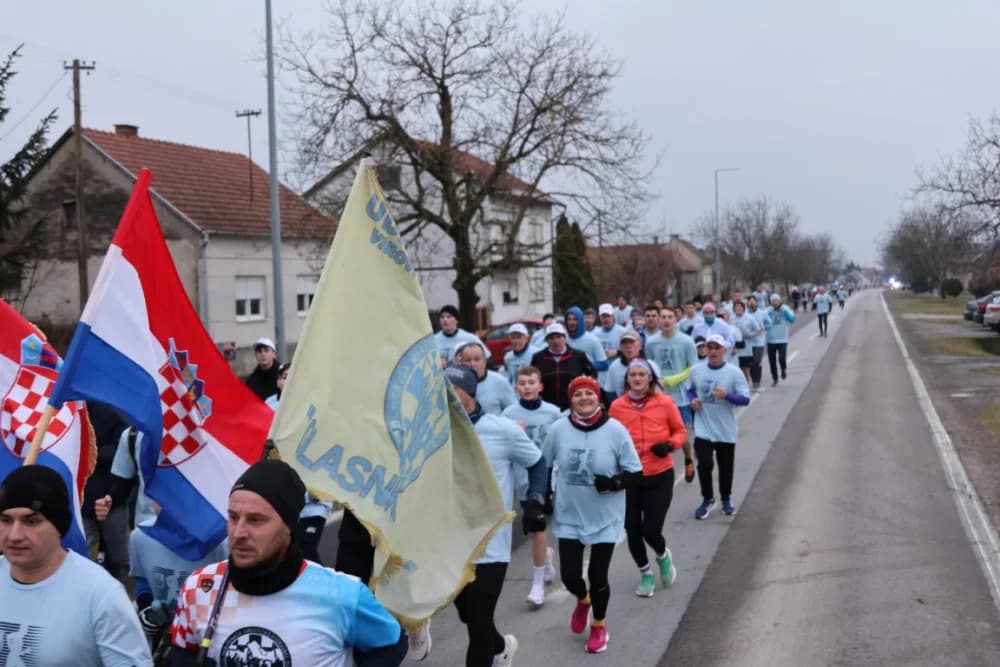 Trkači od najmlađih do najstarijih generacija sudjelovali na 11. polumaratonu “Putevima sibinjskih žrtava” okupio