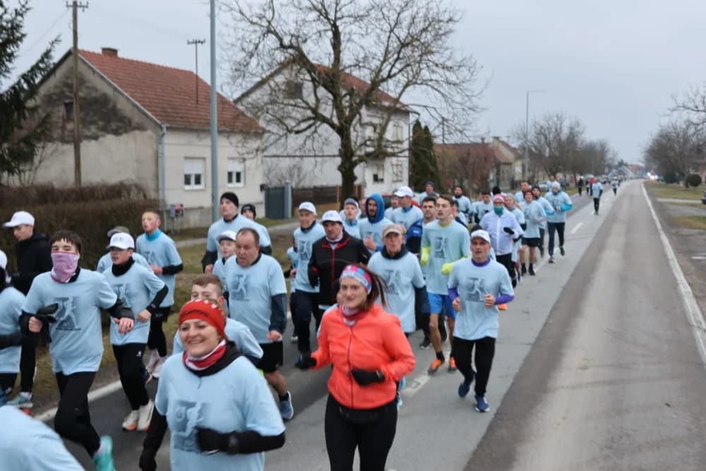 Trkači od najmlađih do najstarijih generacija sudjelovali na 11. polumaratonu “Putevima sibinjskih žrtava” okupio