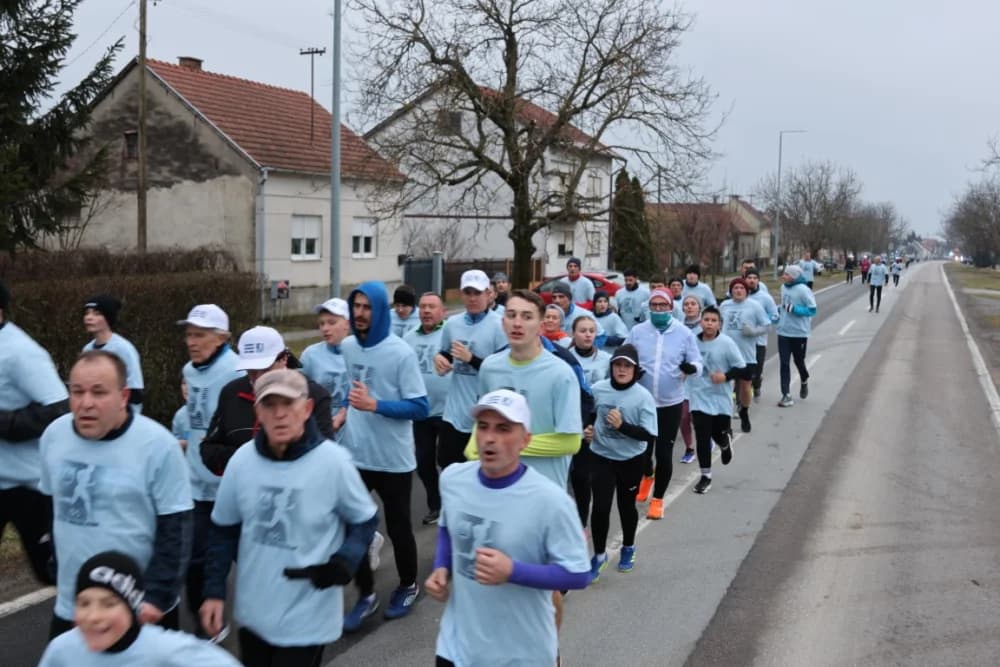 Trkači od najmlađih do najstarijih generacija sudjelovali na 11. polumaratonu “Putevima sibinjskih žrtava” okupio