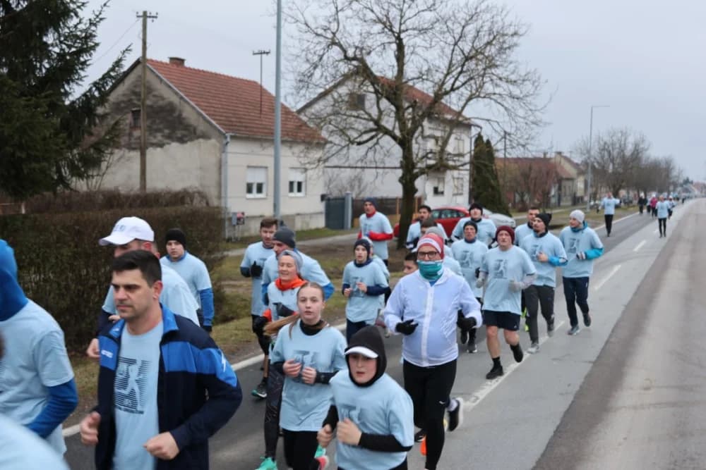 Trkači od najmlađih do najstarijih generacija sudjelovali na 11. polumaratonu “Putevima sibinjskih žrtava” okupio