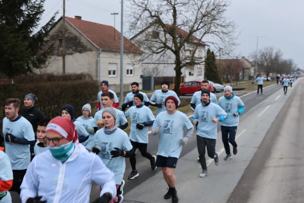 Trkači od najmlađih do najstarijih generacija sudjelovali na 11. polumaratonu “Putevima sibinjskih žrtava” okupio