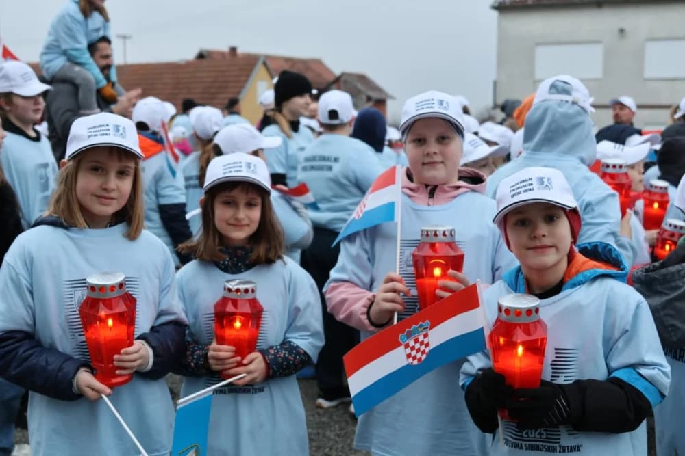 Trkači od najmlađih do najstarijih generacija sudjelovali na 11. polumaratonu “Putevima sibinjskih žrtava” okupio