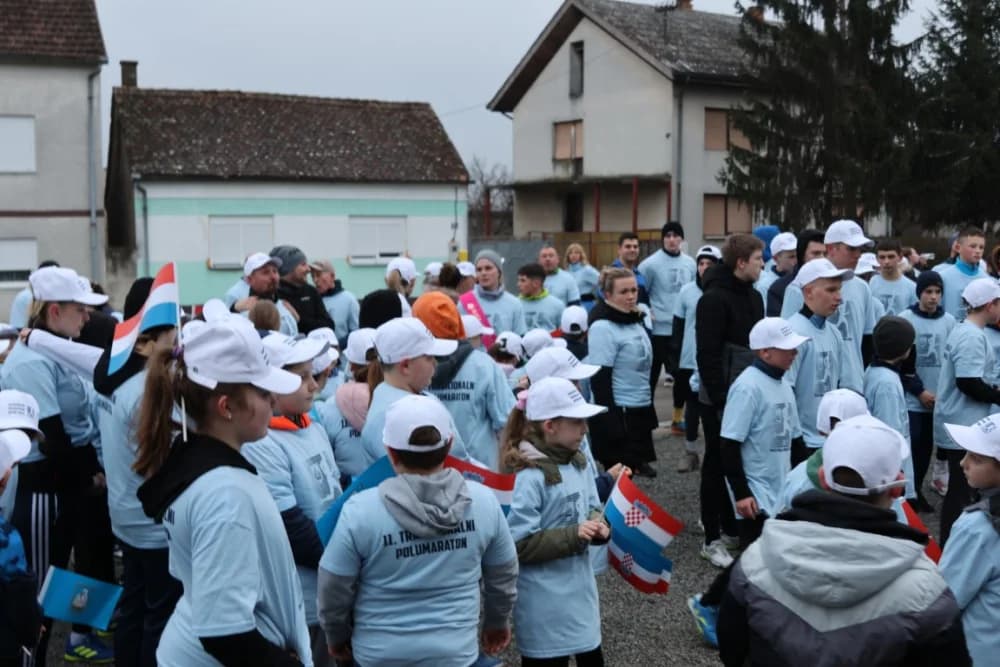 Trkači od najmlađih do najstarijih generacija sudjelovali na 11. polumaratonu “Putevima sibinjskih žrtava” okupio