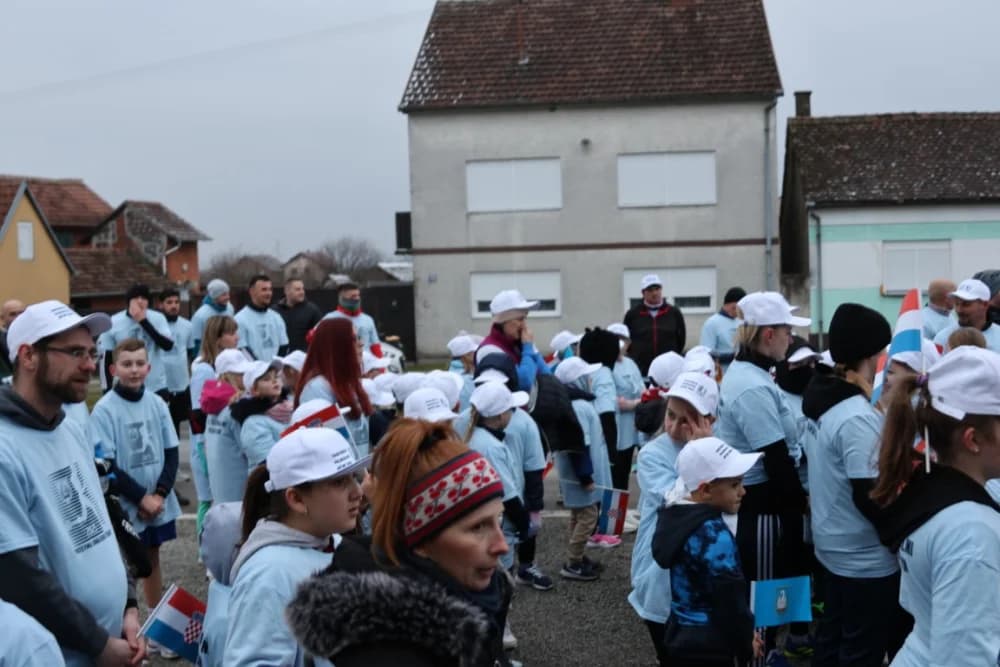 Trkači od najmlađih do najstarijih generacija sudjelovali na 11. polumaratonu “Putevima sibinjskih žrtava” okupio