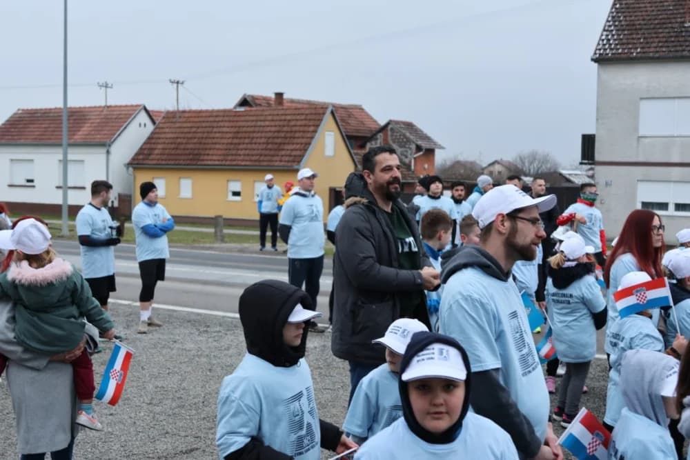 Trkači od najmlađih do najstarijih generacija sudjelovali na 11. polumaratonu “Putevima sibinjskih žrtava” okupio