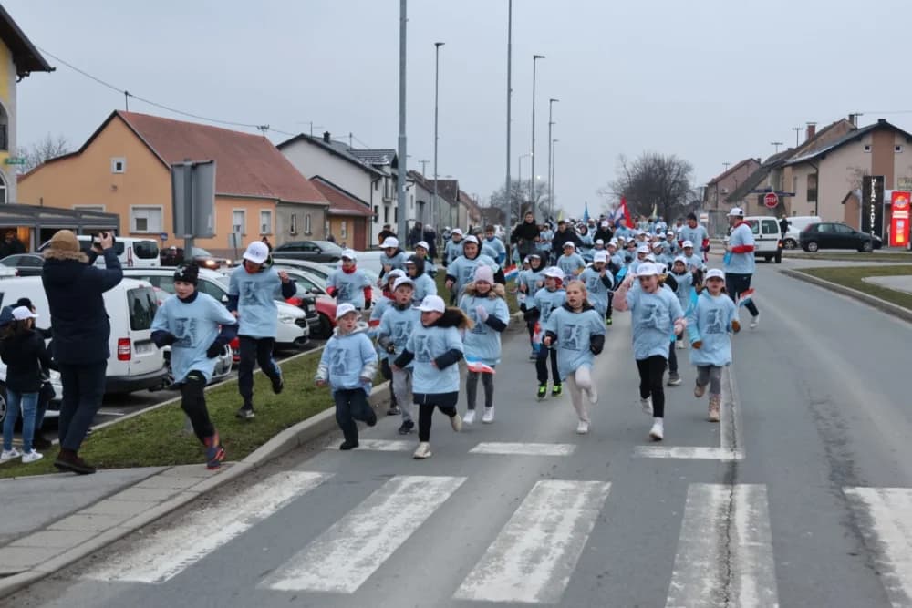Trkači od najmlađih do najstarijih generacija sudjelovali na 11. polumaratonu “Putevima sibinjskih žrtava” okupio