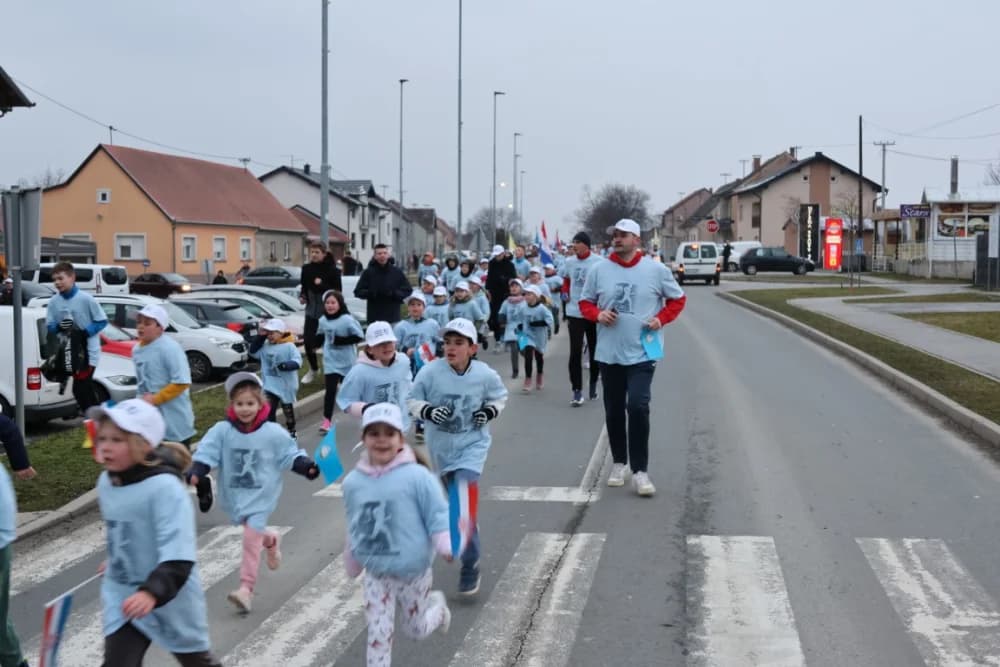 Trkači od najmlađih do najstarijih generacija sudjelovali na 11. polumaratonu “Putevima sibinjskih žrtava” okupio