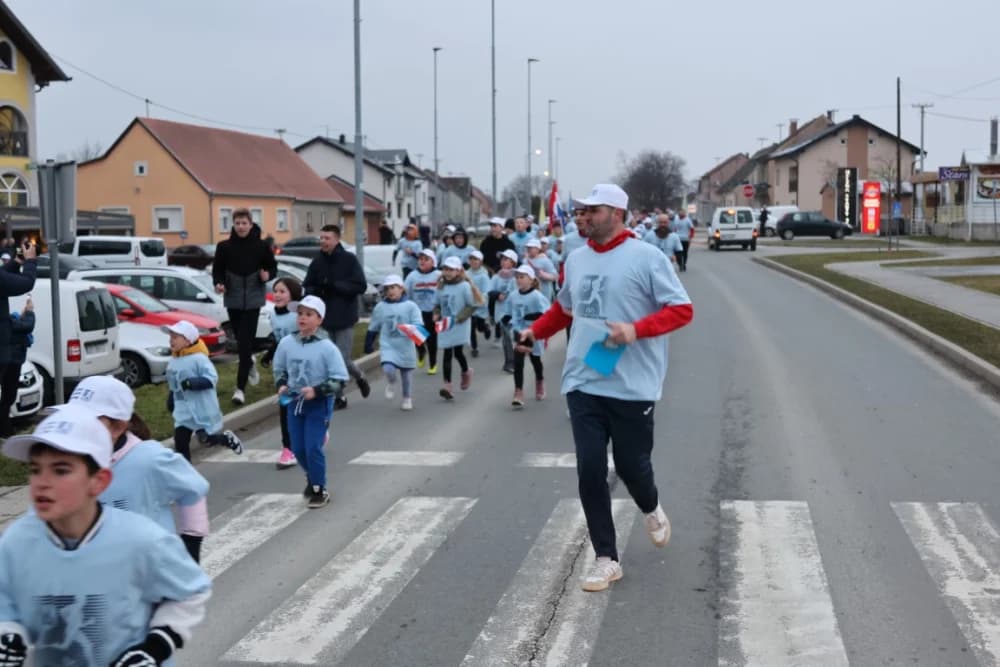 Trkači od najmlađih do najstarijih generacija sudjelovali na 11. polumaratonu “Putevima sibinjskih žrtava” okupio