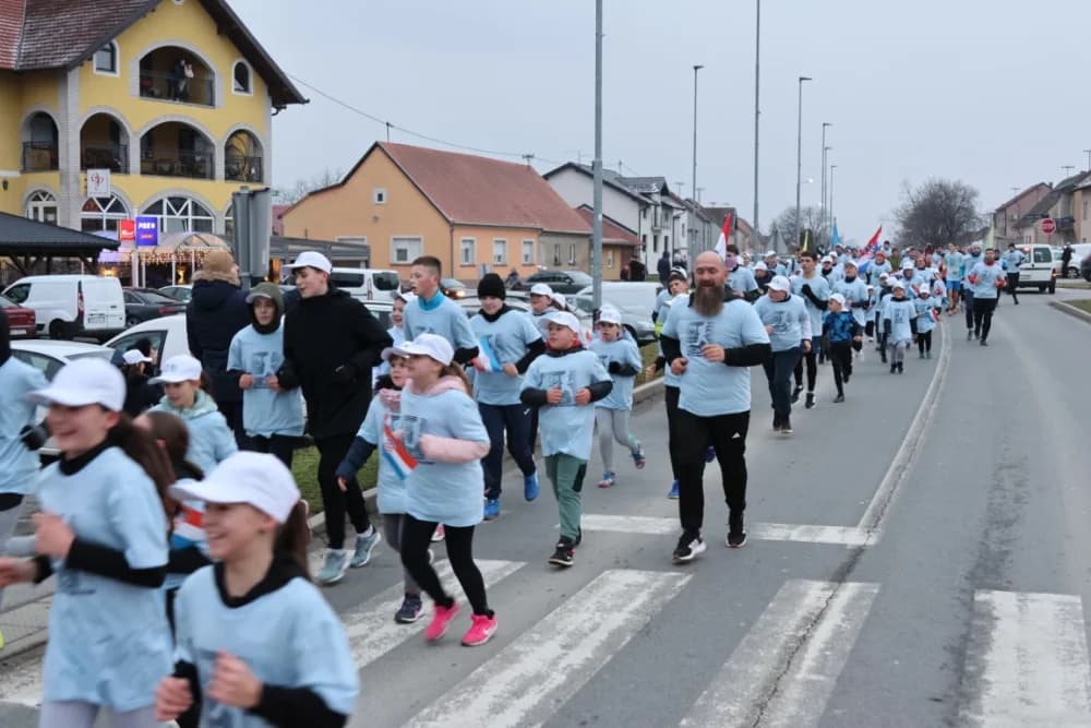 Trkači od najmlađih do najstarijih generacija sudjelovali na 11. polumaratonu “Putevima sibinjskih žrtava” okupio
