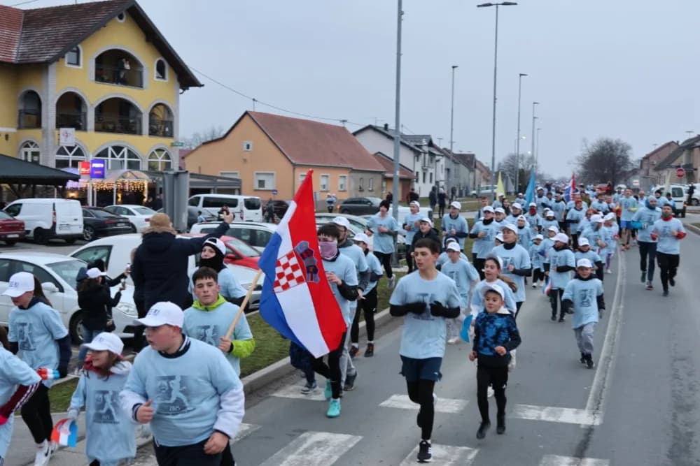 Trkači od najmlađih do najstarijih generacija sudjelovali na 11. polumaratonu “Putevima sibinjskih žrtava” okupio
