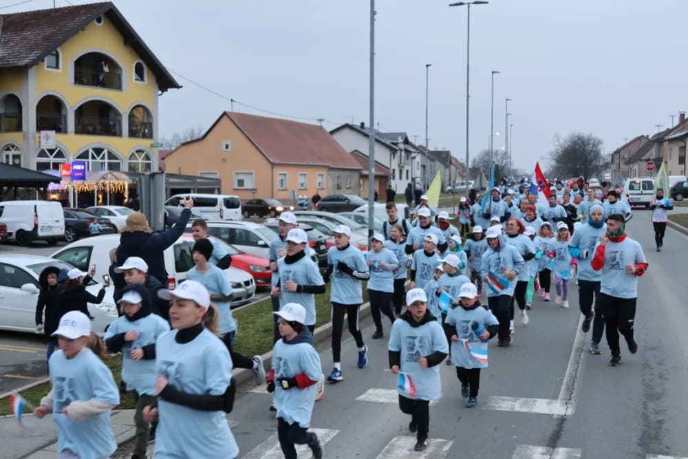 Trkači od najmlađih do najstarijih generacija sudjelovali na 11. polumaratonu “Putevima sibinjskih žrtava” okupio