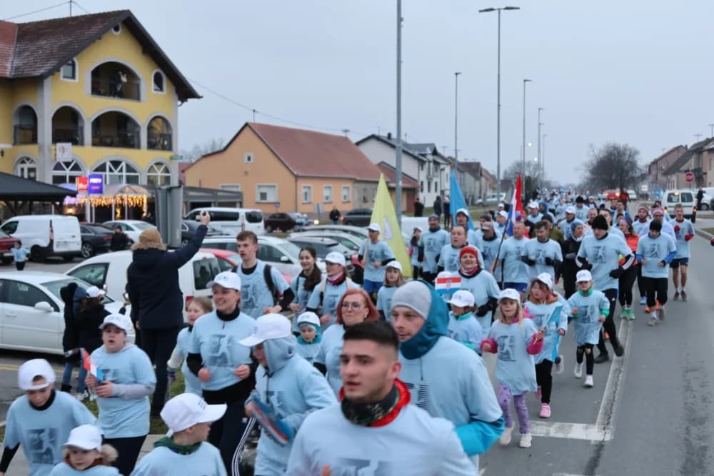 Trkači od najmlađih do najstarijih generacija sudjelovali na 11. polumaratonu “Putevima sibinjskih žrtava” okupio