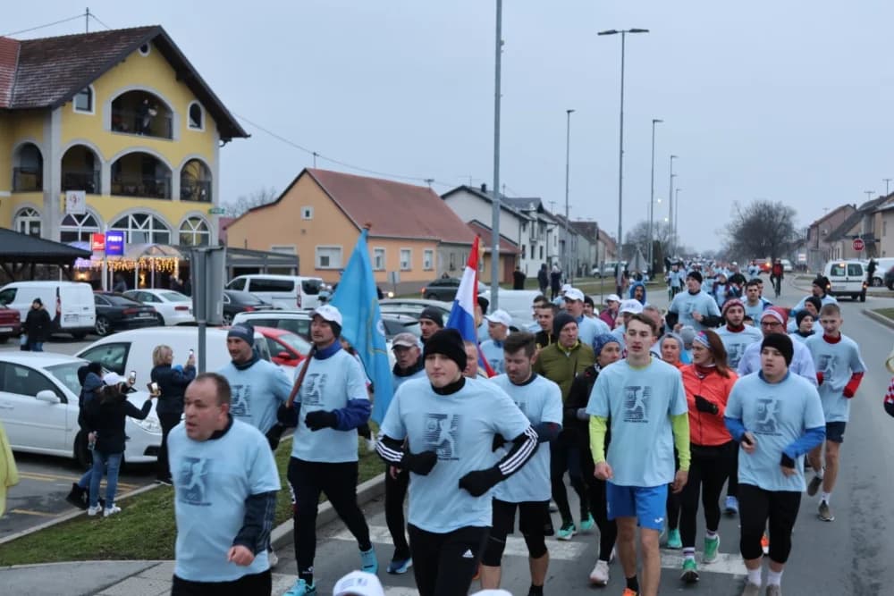Trkači od najmlađih do najstarijih generacija sudjelovali na 11. polumaratonu “Putevima sibinjskih žrtava” okupio