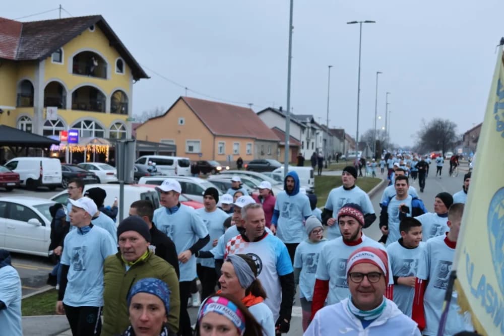 Trkači od najmlađih do najstarijih generacija sudjelovali na 11. polumaratonu “Putevima sibinjskih žrtava” okupio