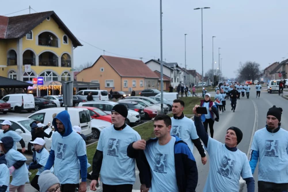 Trkači od najmlađih do najstarijih generacija sudjelovali na 11. polumaratonu “Putevima sibinjskih žrtava” okupio