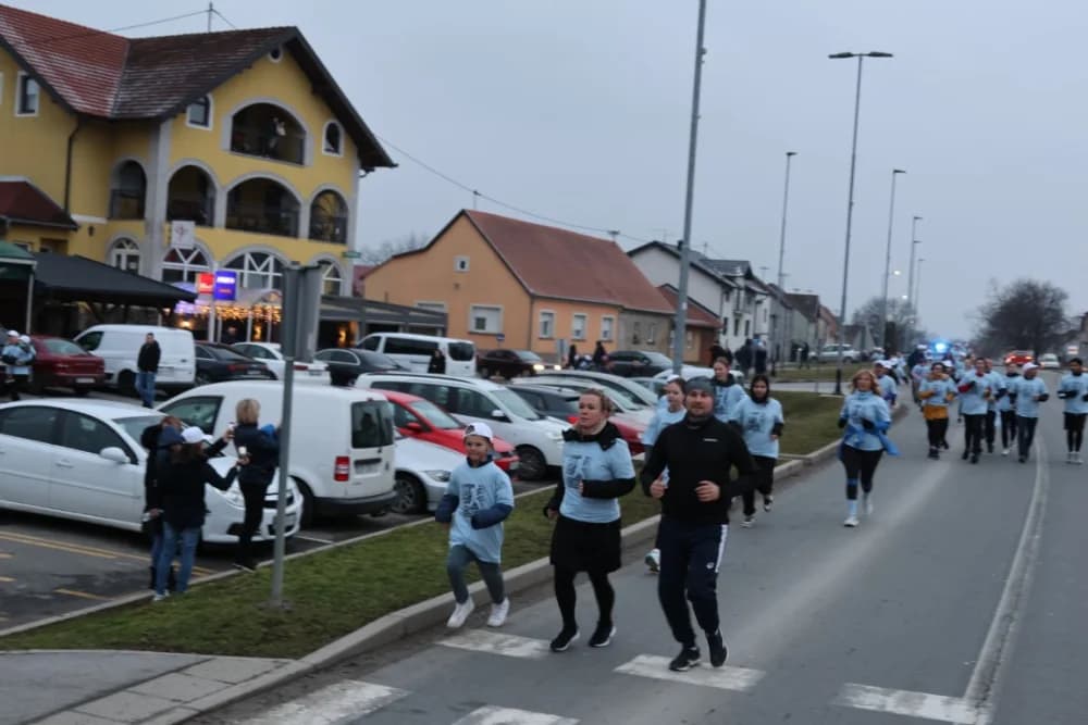 Trkači od najmlađih do najstarijih generacija sudjelovali na 11. polumaratonu “Putevima sibinjskih žrtava” okupio