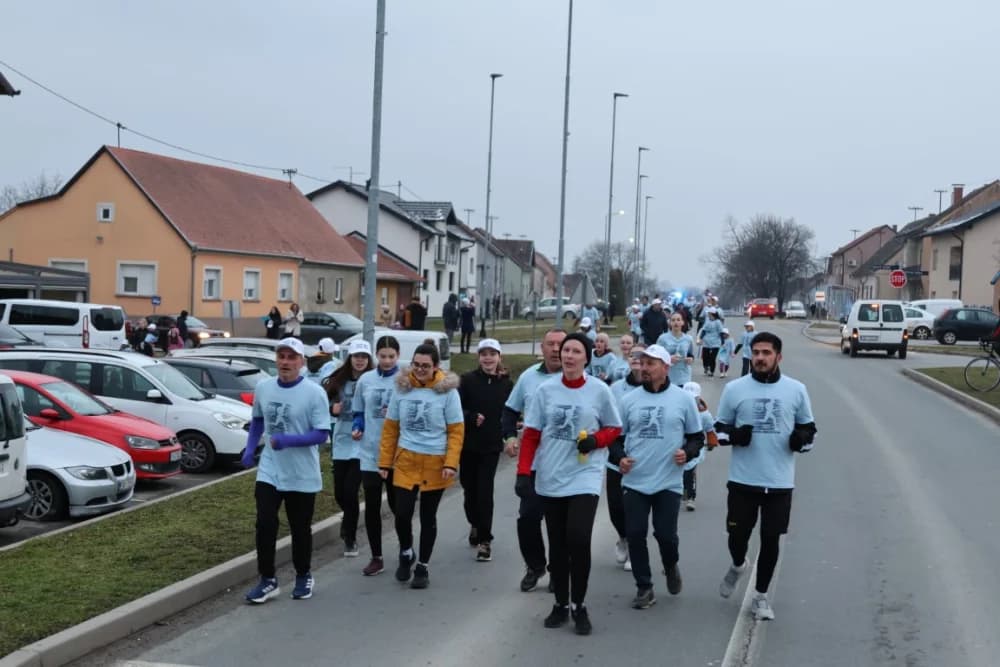 Trkači od najmlađih do najstarijih generacija sudjelovali na 11. polumaratonu “Putevima sibinjskih žrtava” okupio