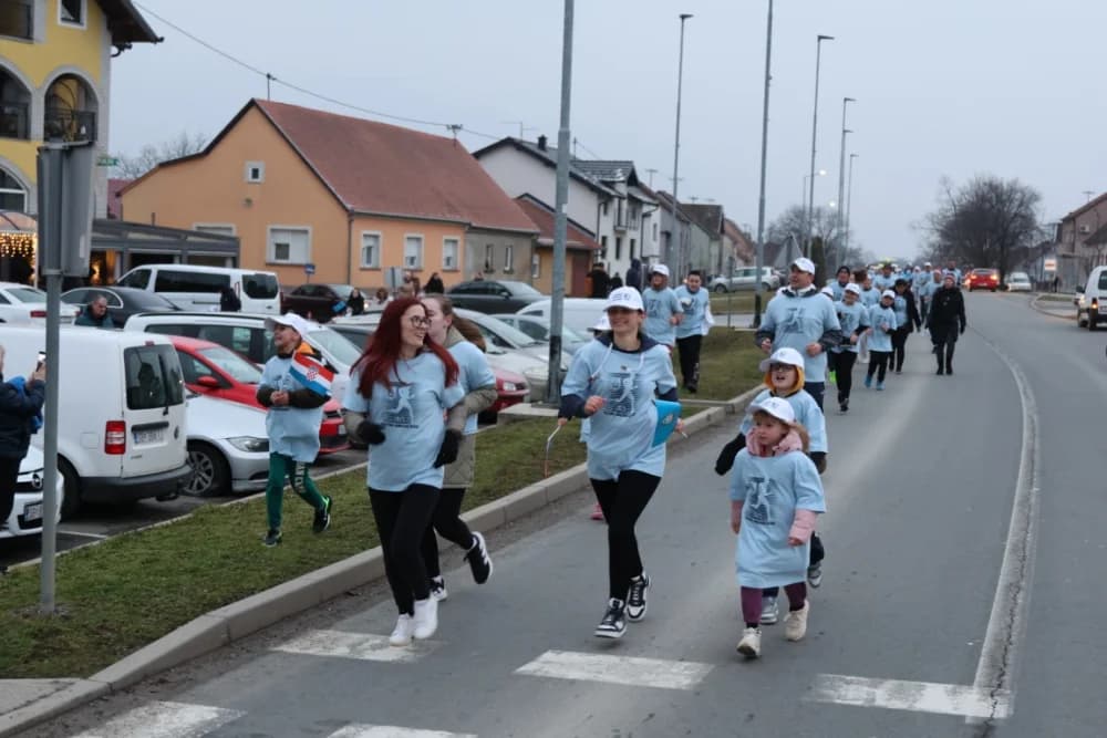 Trkači od najmlađih do najstarijih generacija sudjelovali na 11. polumaratonu “Putevima sibinjskih žrtava” okupio