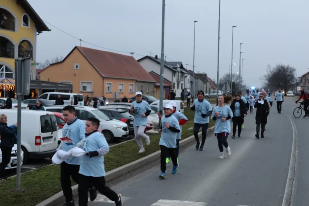 Trkači od najmlađih do najstarijih generacija sudjelovali na 11. polumaratonu “Putevima sibinjskih žrtava” okupio