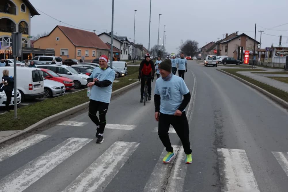Trkači od najmlađih do najstarijih generacija sudjelovali na 11. polumaratonu “Putevima sibinjskih žrtava” okupio