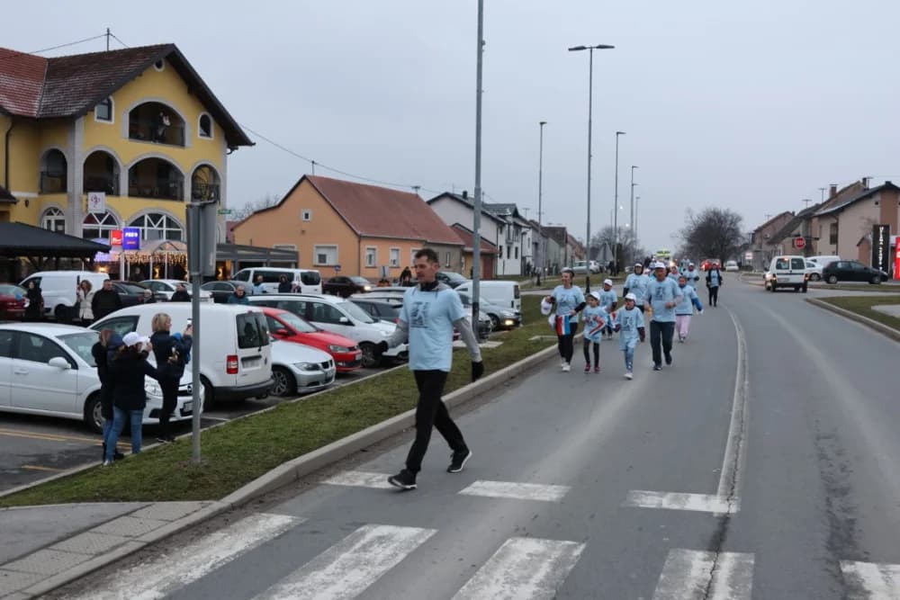 Trkači od najmlađih do najstarijih generacija sudjelovali na 11. polumaratonu “Putevima sibinjskih žrtava” okupio