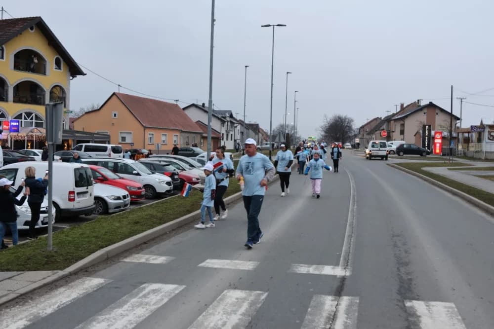Trkači od najmlađih do najstarijih generacija sudjelovali na 11. polumaratonu “Putevima sibinjskih žrtava” okupio