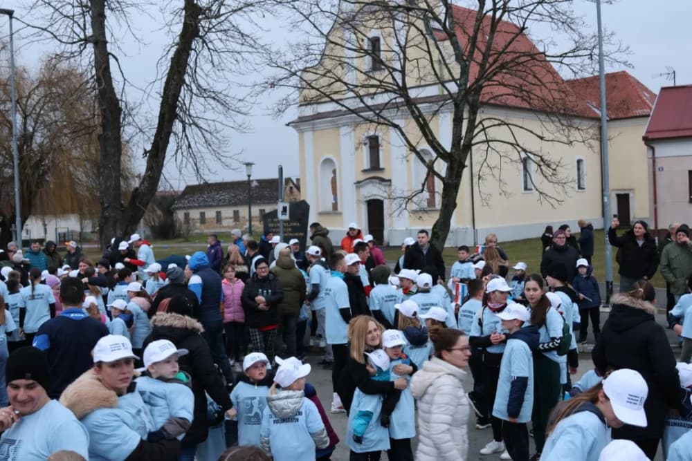 Trkači od najmlađih do najstarijih generacija sudjelovali na 11. polumaratonu “Putevima sibinjskih žrtava” okupio