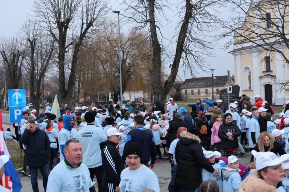 Trkači od najmlađih do najstarijih generacija sudjelovali na 11. polumaratonu “Putevima sibinjskih žrtava” okupio