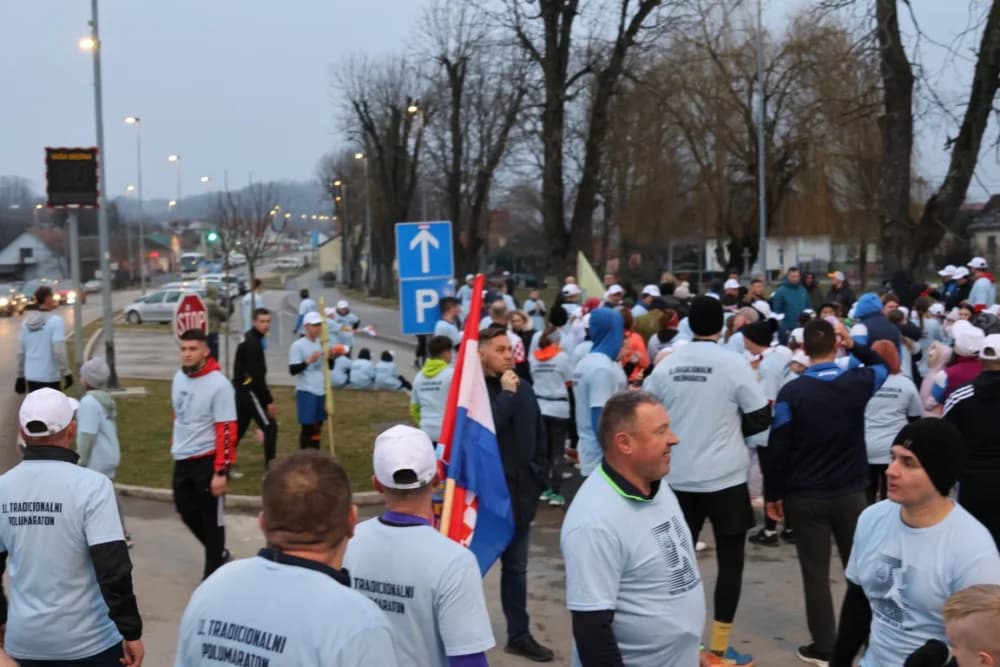 Trkači od najmlađih do najstarijih generacija sudjelovali na 11. polumaratonu “Putevima sibinjskih žrtava” okupio