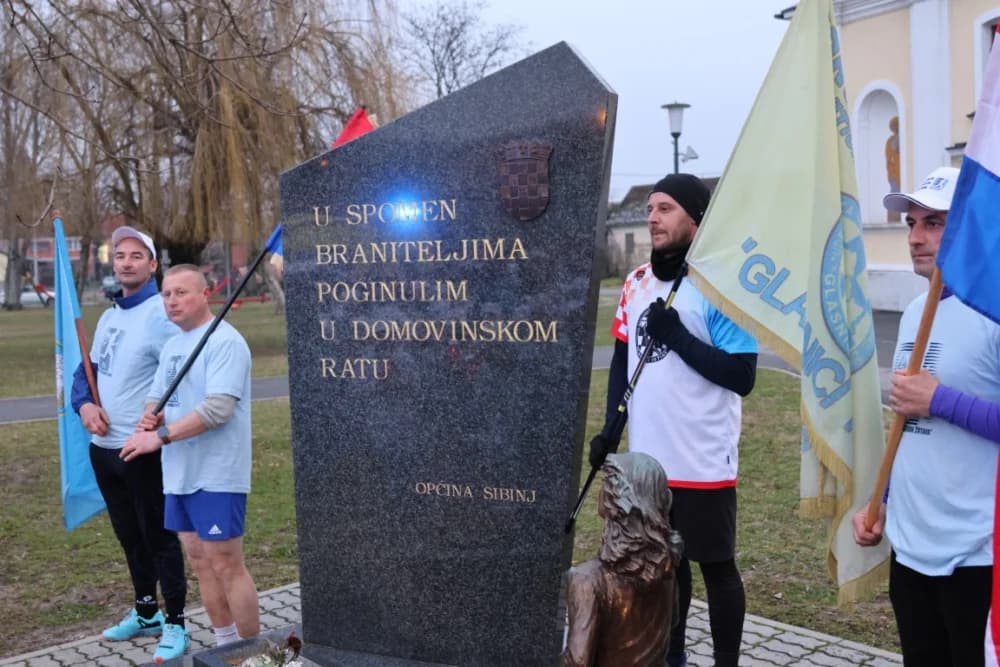 Trkači od najmlađih do najstarijih generacija sudjelovali na 11. polumaratonu “Putevima sibinjskih žrtava” okupio