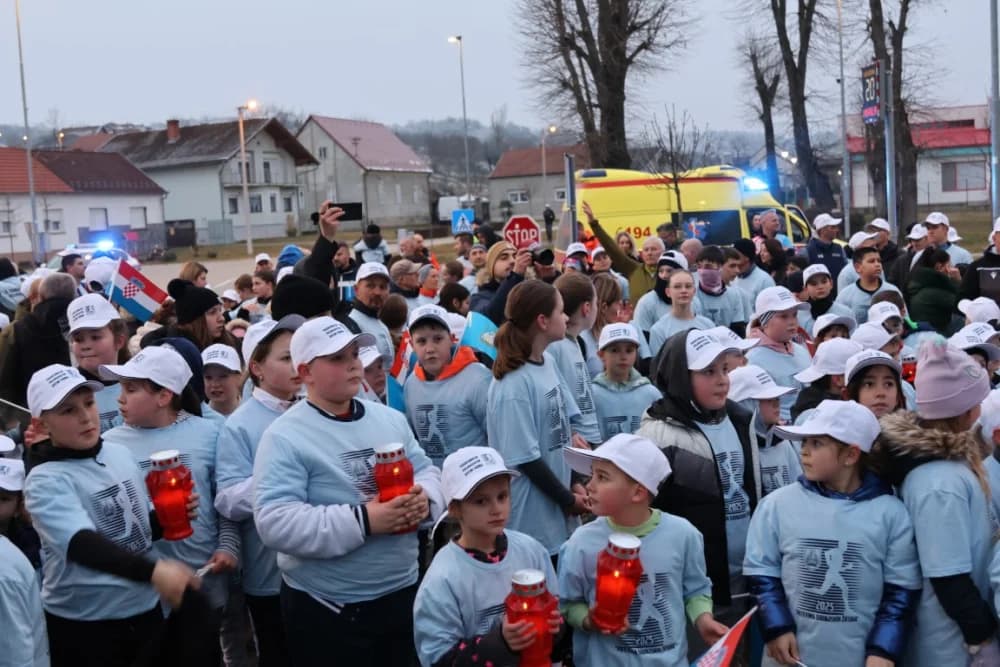Trkači od najmlađih do najstarijih generacija sudjelovali na 11. polumaratonu “Putevima sibinjskih žrtava” okupio