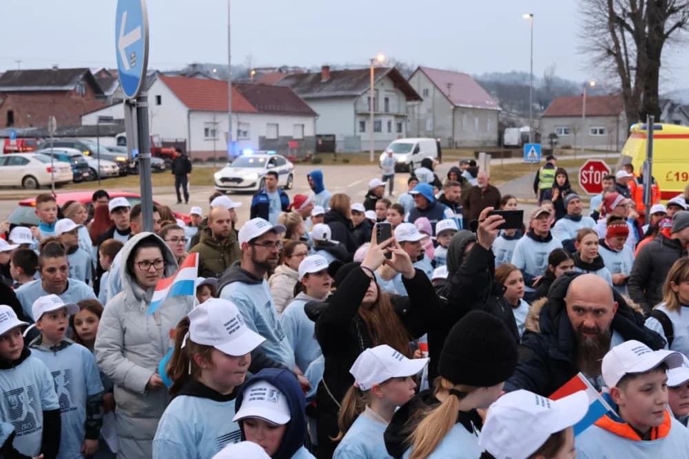 Trkači od najmlađih do najstarijih generacija sudjelovali na 11. polumaratonu “Putevima sibinjskih žrtava” okupio