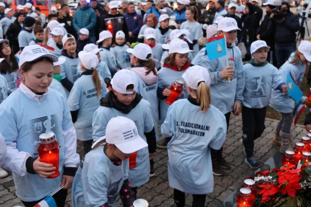 Trkači od najmlađih do najstarijih generacija sudjelovali na 11. polumaratonu “Putevima sibinjskih žrtava” okupio