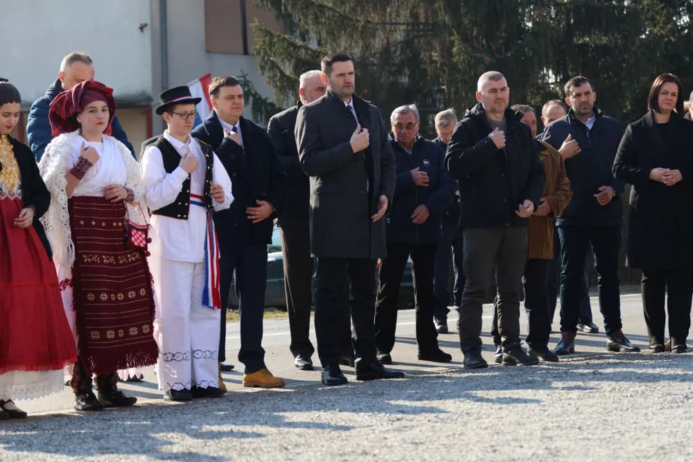 Svečanost obilježavanja Dana općine Sibinj: Položeni vijenci, zapaljene svijeće kod spomen obilježja i služeno misno slavlje