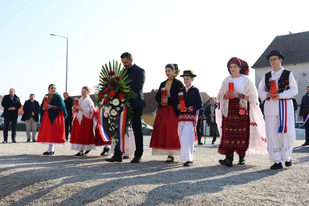 Svečanost obilježavanja Dana općine Sibinj: Položeni vijenci, zapaljene svijeće kod spomen obilježja i služeno misno slavlje