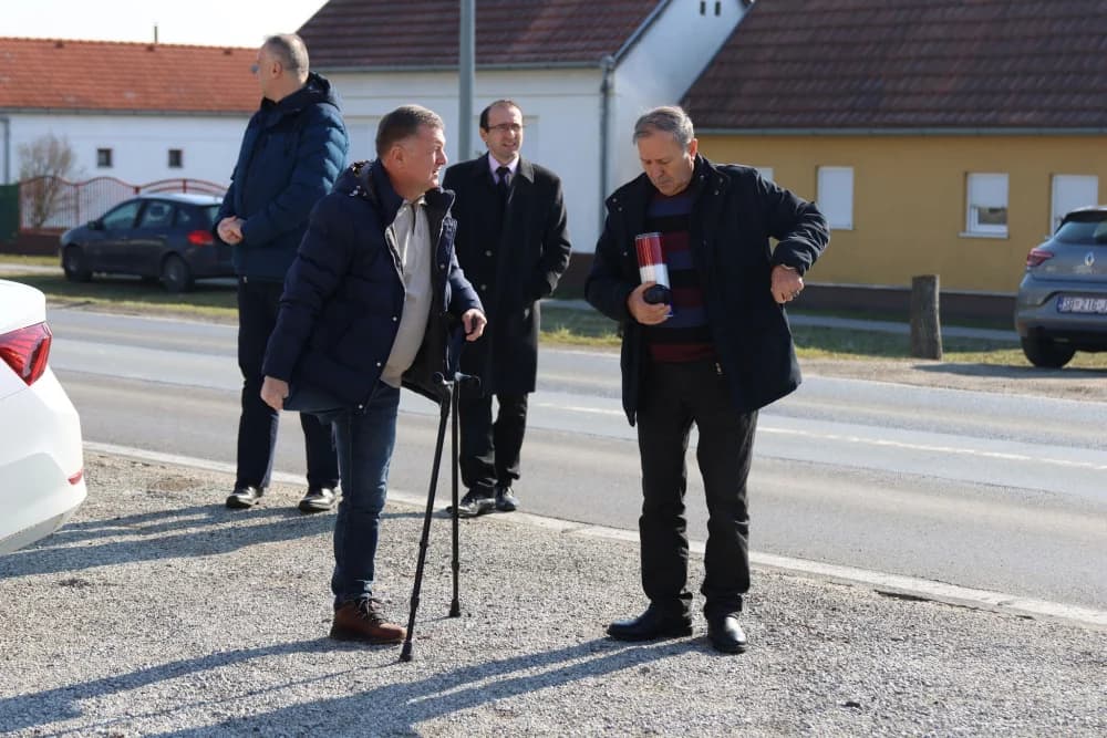 Svečanost obilježavanja Dana općine Sibinj: Položeni vijenci, zapaljene svijeće kod spomen obilježja i služeno misno slavlje
