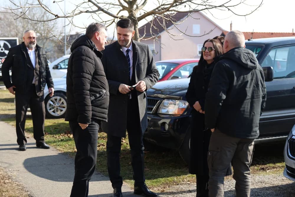 Svečanost obilježavanja Dana općine Sibinj: Položeni vijenci, zapaljene svijeće kod spomen obilježja i služeno misno slavlje