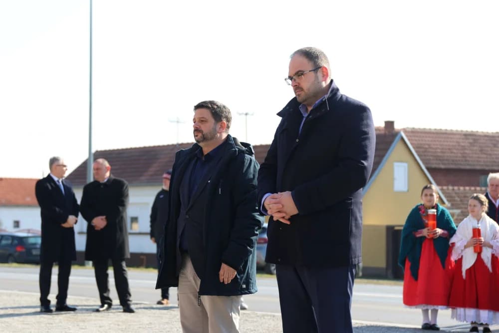 Svečanost obilježavanja Dana općine Sibinj: Položeni vijenci, zapaljene svijeće kod spomen obilježja i služeno misno slavlje