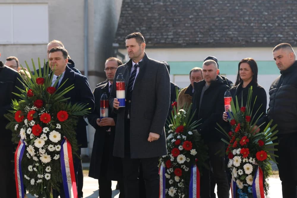 Svečanost obilježavanja Dana općine Sibinj: Položeni vijenci, zapaljene svijeće kod spomen obilježja i služeno misno slavlje
