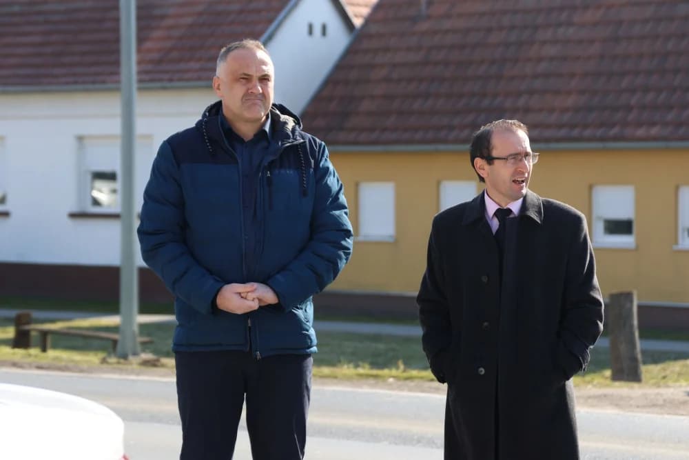 Svečanost obilježavanja Dana općine Sibinj: Položeni vijenci, zapaljene svijeće kod spomen obilježja i služeno misno slavlje