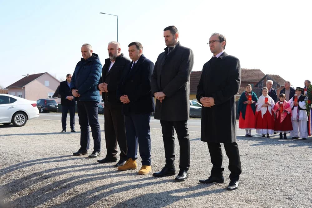 Svečanost obilježavanja Dana općine Sibinj: Položeni vijenci, zapaljene svijeće kod spomen obilježja i služeno misno slavlje
