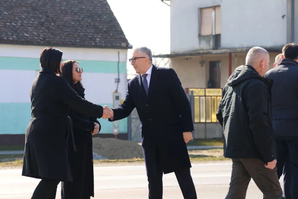 Svečanost obilježavanja Dana općine Sibinj: Položeni vijenci, zapaljene svijeće kod spomen obilježja i služeno misno slavlje