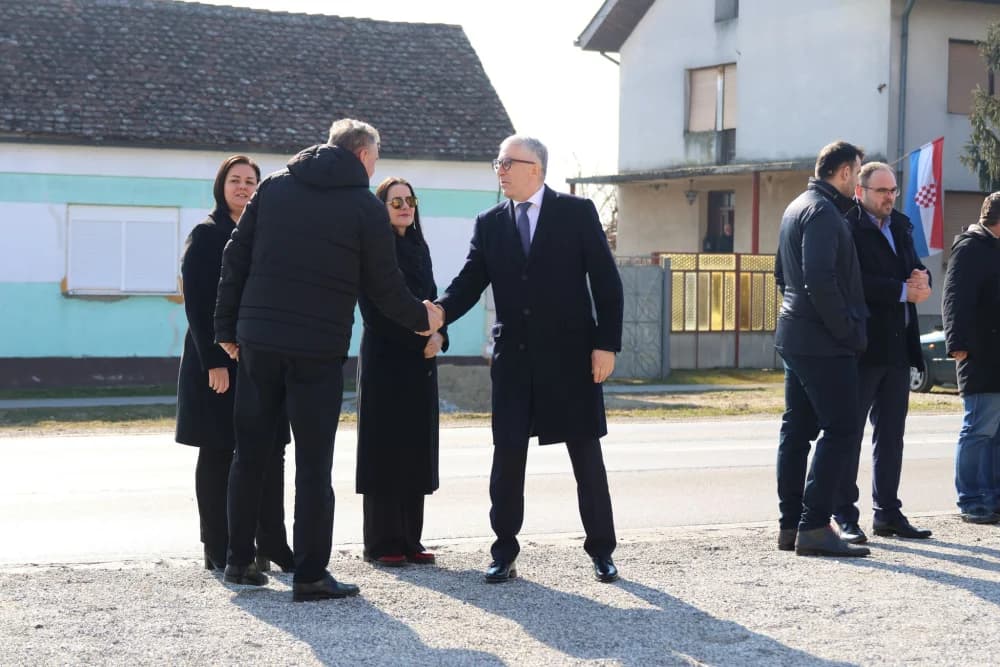 Svečanost obilježavanja Dana općine Sibinj: Položeni vijenci, zapaljene svijeće kod spomen obilježja i služeno misno slavlje