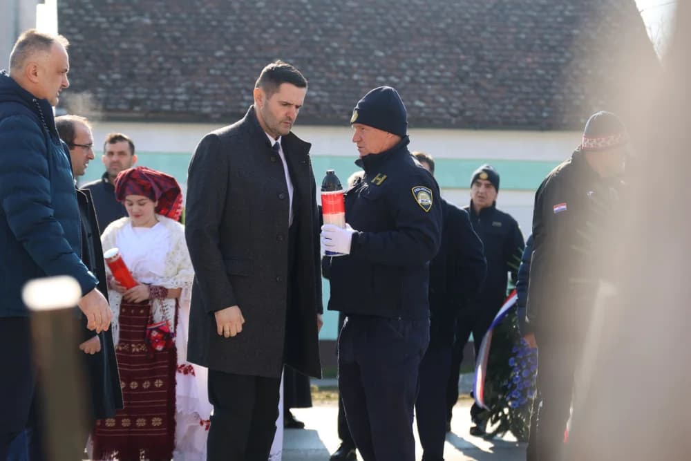 Svečanost obilježavanja Dana općine Sibinj: Položeni vijenci, zapaljene svijeće kod spomen obilježja i služeno misno slavlje