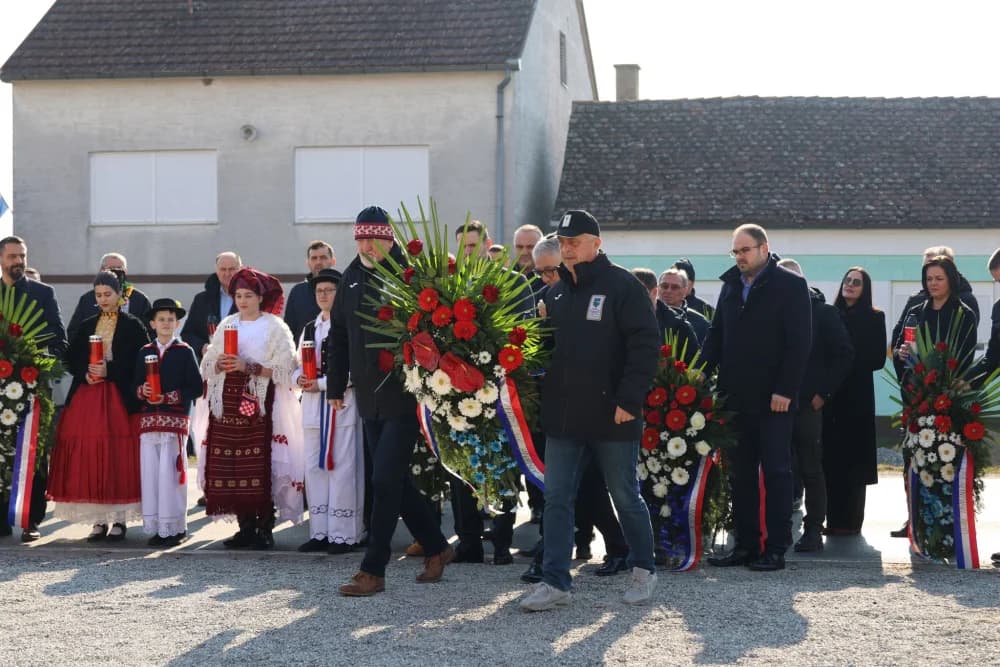 Svečanost obilježavanja Dana općine Sibinj: Položeni vijenci, zapaljene svijeće kod spomen obilježja i služeno misno slavlje