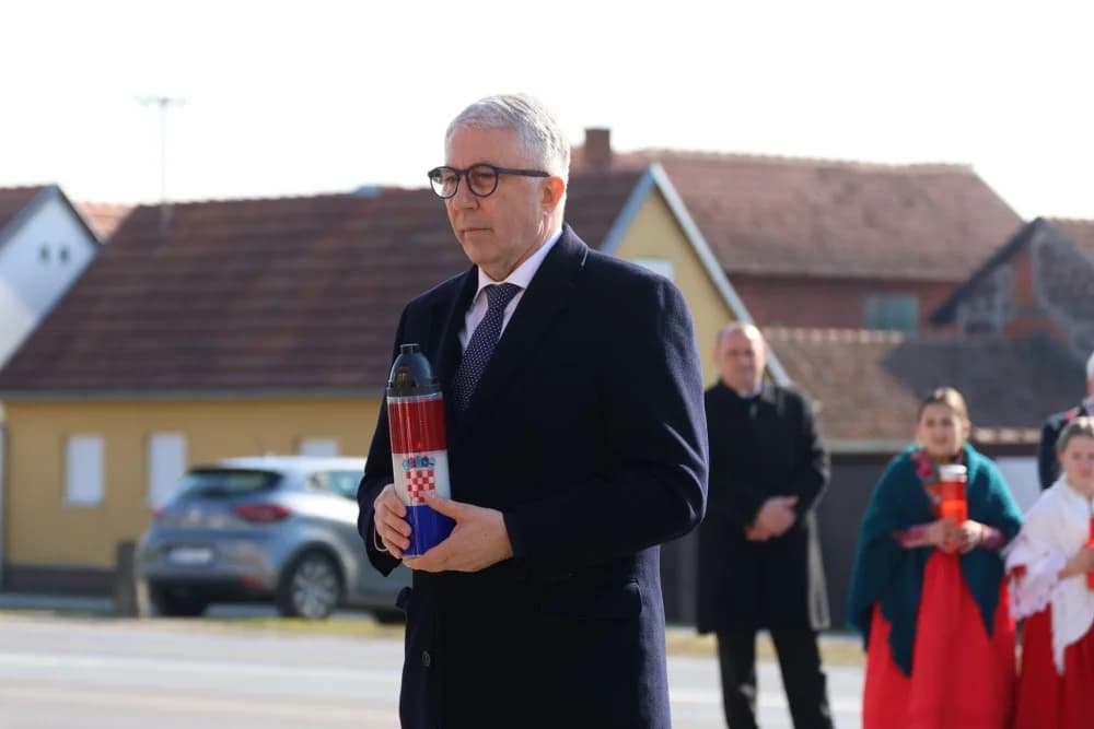 Svečanost obilježavanja Dana općine Sibinj: Položeni vijenci, zapaljene svijeće kod spomen obilježja i služeno misno slavlje